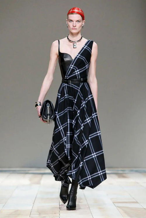 那一抹麦昆红 从衣装到发丝，镌刻女性无畏的英雄史诗